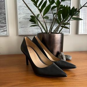 Black leather pumps, sz7, Naturalizer